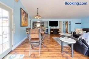RR Yacht Club-Private beach, Hot tub, Outdoor fun - Image 3