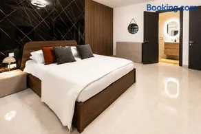The Black Falcon – Vacation Rental - Image 2