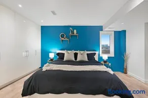 Modern 2-Bedroom & Den Near the Falls Parking Included Sleeps 6 - Image 2