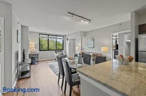 Modern Apt with Kitchen and Gym - Image 2