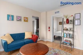 4BR Home Near Downtown Sleeps 10 - Tulip House - Image 5