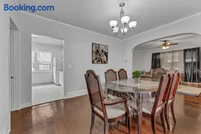 Renovated Main Floor Large 3 Bed House - Image 2