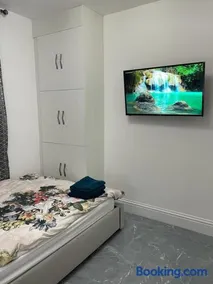 3 Bedroom Whalley Aparthotel - Image 4