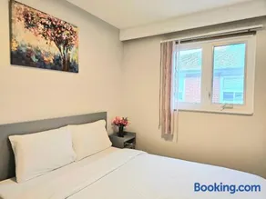 A Home Away-Cozy Guest Room in Toronto - Image 2