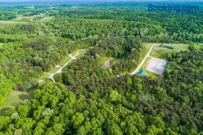 Close to parks, Hot Tub & Fire Pit, Onsite Trails - Image 5