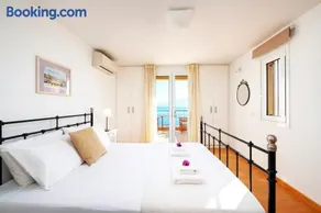 Idyllic Beachfront House - Image 4