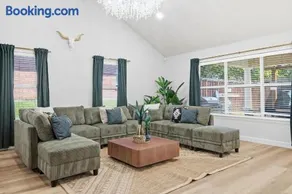 4BR Near AT&T Stadium | Pool, MiniGolf, Cinema - Image 5