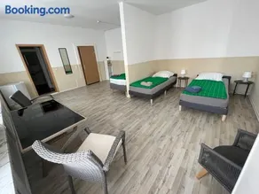 Große Zimmer für 3 Personen -Fernseher, Kühlschrank - Image 2