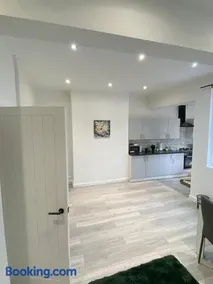 Stylish Home - Close to City Centre, Anfield Stadium - Free Parking - Image 1