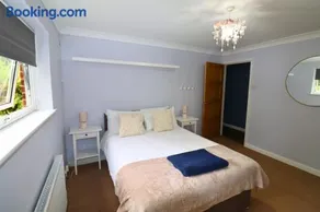 Spacious 5-Bedroom Home with Large Garden in Egham - Image 4