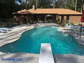 Quiet Forest Vacation home on a Private Road with Spacious Patios, Fire pit, Pet friendly and a Private pool - Image 4