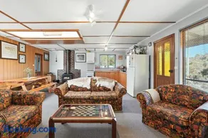 Bull Tavern Cabin Cozy Lakeside Escape in Miena Tasmania - Image 2