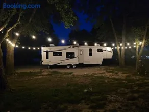 Lakefront w Fire Pit, Lake Fun, and Horse Feeding - Image 1