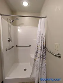 Waterloo Suites Queen 1 - Image 4