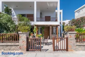 Kourita Garden Apartment with Sea View near to the port of Milos - Image 2