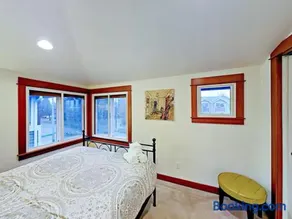 Fremont & Woodland Park Zoo Cozy Living - Image 3