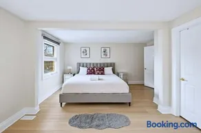 Townhome with Parking Ideal for Longer Stays - Image 4