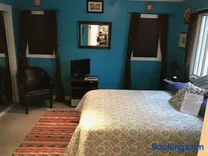 Elaine's Hollywood Bed & Breakfast - Image 2