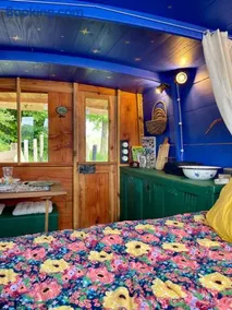 Cabane Flottante Romantique Guerlédan Floating Lake Retreat - Image 4