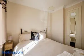 Spacious 2-Bed Family Flat in Wimbledon Near Tube - Image 4