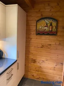 4 bedroom Lodge Hotub-Pool in Surrey UK - Image 4