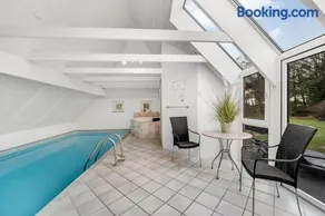 Large Pool House With 6 Person Outdoor Spa 1015 - Image 2