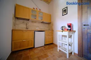 Heritage Apartment Nestled Between Sea and Hills - Image 3