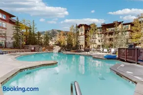 Relaxing mountain-view condo with shared hot tub pool & more-walk to ski lifts - Image 3