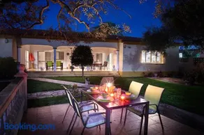 Villa with great garden and pool - Image 5