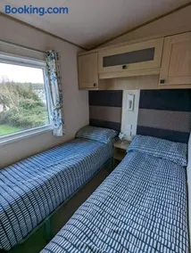 PEACEFUL HOMELY Caravan IN LOVELY CUL DE SAC 1 DOG WELCOME ON REQUEST Littlesea Haven Weymouth - Image 5