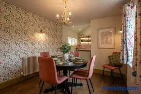 The Maze Garden Cottage by Mint Stays - Image 5