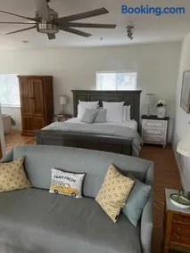 Rustic Ridge Vineyards Cottage - Image 4