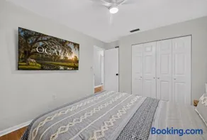 Historic Downtown Ocala Haven, King Bed, Near WEC, Sleeps 8 - Image 3
