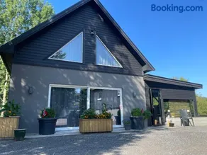Modern holiday home - Image 1