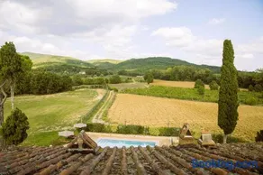 Farmhouse with swimming pool surrounded by greenery just 20 minutes from Arezzo - Image 3