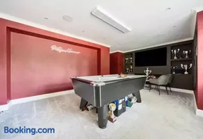 Country Manor Pool & Spa Games Room Cinema - Image 4