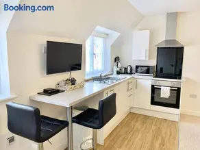 Modern Studio Apartment in Pershore with Free Parking - Image 2