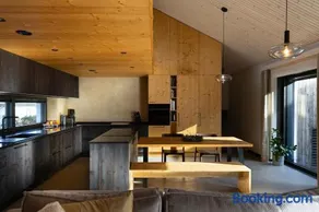 Earthen - Natural Luxury Family Retreat with Sauna and Private Garden - Image 5