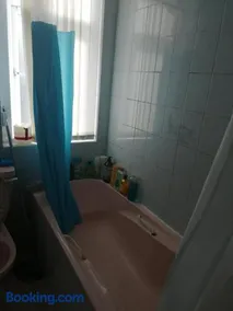 Comfortable Rooms With Work Desks In Cheerful Apartment Glasgow City - Image 3