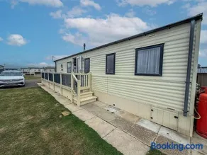 Cosy Caravan With Decking At Golden Anchor Holiday Park In Skegness Ref 25055Bm - Image 2