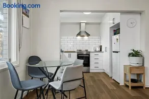 2BR Flemington Walk to Showgrounds Parking - Image 1