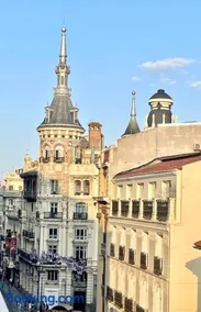 Piso Ático con Terraza y Jacuzzi con vistas a Sol en Madrid Centro - Image 2
