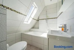 Private Room with own bathroom - Image 3