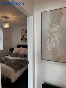 Brand New Modern & Comfy Apartment - Image 3