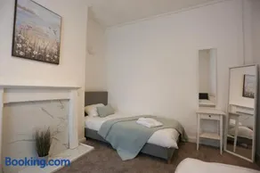 Spacious 4BR End-Terrace - Family Friendly - Image 4
