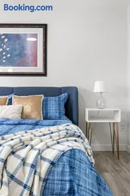 LUXURY LAKEVIEW HOME 2500sqft of private space with 5 Beds 4 Bath 2 Living Rooms Kitchen AC Jacuzzi 18 min to Airport 20 min to Downtown 80 min to Banff - Image 3