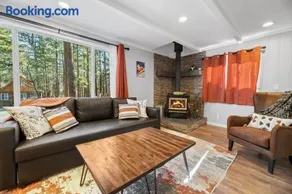 Vanderhut Chalet - Smart TV, BBQ, Fenced Yard - Image 1