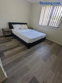 Huge Holiday Home 4Beds 2Baths in Gladstone near Shopping Center - Image 4