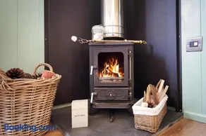 stayinhartland Quincecote shepherds hut - Image 3