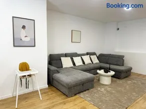 3BR Apartment & 1LR 10 Min Walk to Ghent City Centre with Free WIFI - Image 2